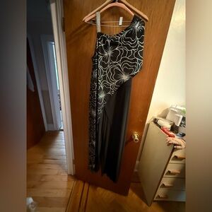 Black and White Floral Asymmetrical Dress
New montage never worn